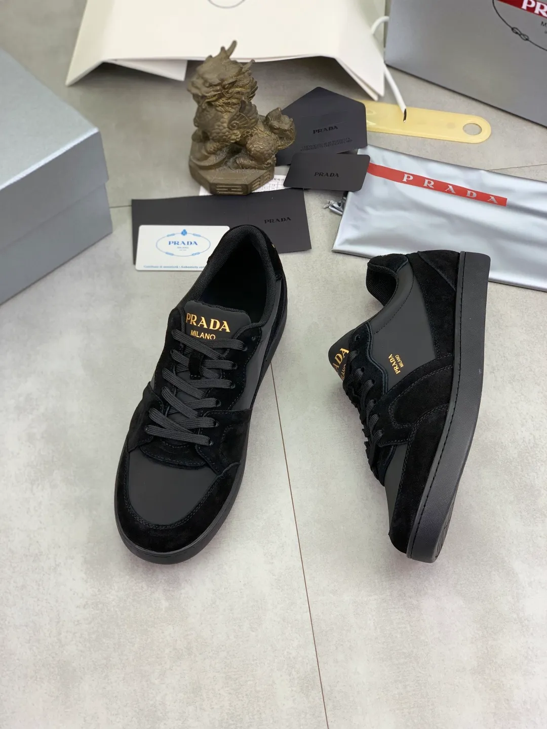 Men's shoes 💰P560💰[New model] The top version is available on the official website, 🆘 The trendy brand (Prada) mainly promotes the popular model, avant-garde and versatile fashionable men's shoes, private version mold opening, cowhide surface splicing 1:1.. Stylish and simple, original imported cowhide lining cowhide feet; the atmosphere and personality are more fashionable, eye-catching and pursuing class. It will subvert the old idea and be a must-have for fashionistas with you! Must keep it for yourself! Tall and comfortable, large and low, high-end quality workmanship. Official website’s new high-end outsole. Size: 38-45. Multiple colors available.